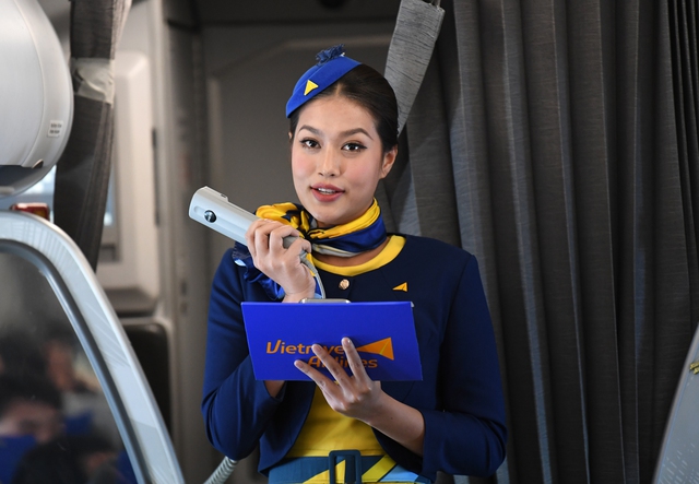 Hoa hậu Đoàn Thiên Ân làm &quot;tiếp viên hàng không&quot; trên chuyến bay đầu tiên từ Hà Nội đi Bangkok của hãng hàng không lữ hành Việt Nam - Ảnh 1.