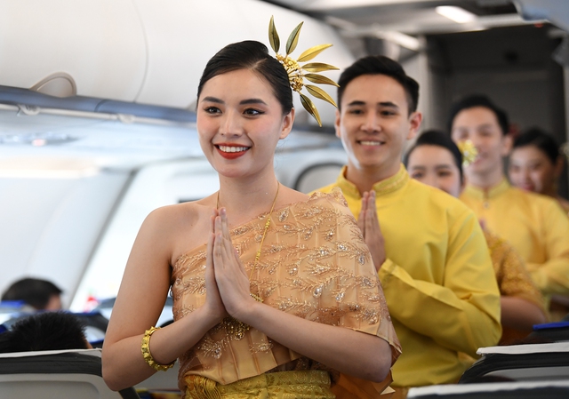 Hoa hậu Đoàn Thiên Ân làm &quot;tiếp viên hàng không&quot; trên chuyến bay đầu tiên từ Hà Nội đi Bangkok của hãng hàng không lữ hành Việt Nam - Ảnh 6.