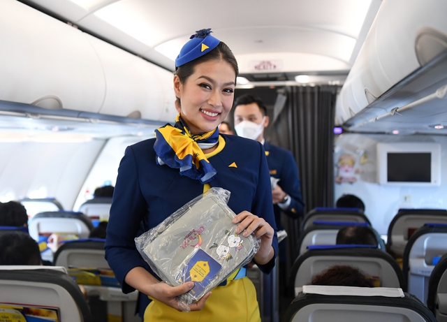 Hoa hậu Đoàn Thiên Ân làm &quot;tiếp viên hàng không&quot; trên chuyến bay đầu tiên từ Hà Nội đi Bangkok của hãng hàng không lữ hành Việt Nam - Ảnh 7.