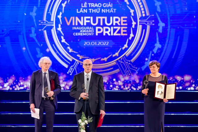 &quot;Cha đẻ&quot; công nghệ mRNA - cứu tinh của nhân loại đã sử dụng 3 triệu đô tiền thưởng VinFuture như thế nào? - Ảnh 1.