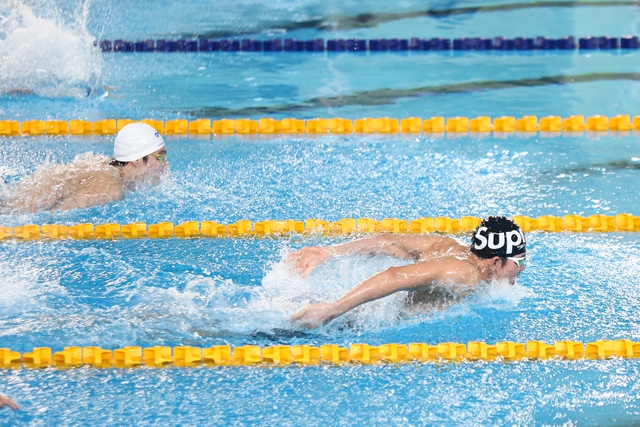 Em trai Ánh Viên bật khóc sau khi phá kỷ lục môn Bơi tại Đại hội thể thao toàn quốc lần thứ IX - Ảnh 4.