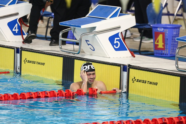 Em trai Ánh Viên bật khóc sau khi phá kỷ lục môn Bơi tại Đại hội thể thao toàn quốc lần thứ IX - Ảnh 6.