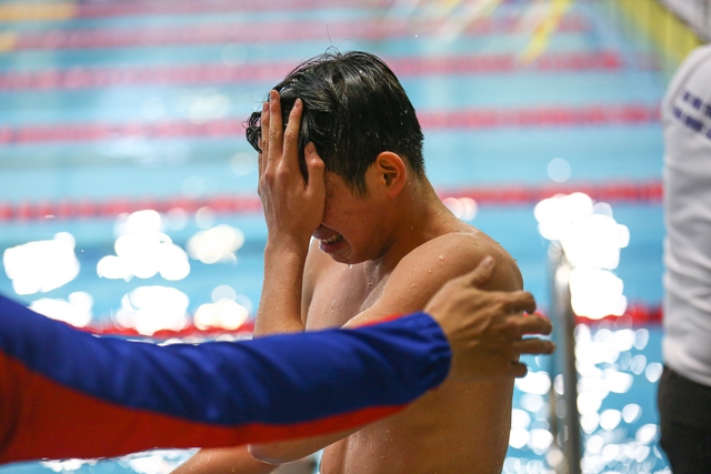 Em trai Ánh Viên bật khóc sau khi phá kỷ lục môn Bơi tại Đại hội thể thao toàn quốc lần thứ IX - Ảnh 8.