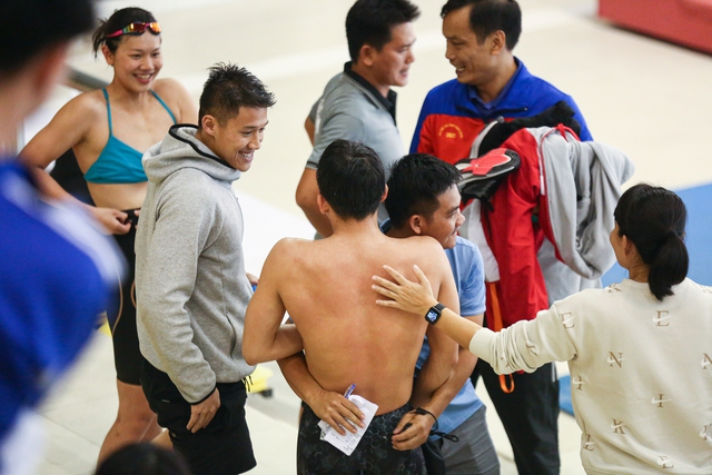 Em trai Ánh Viên bật khóc sau khi phá kỷ lục môn Bơi tại Đại hội thể thao toàn quốc lần thứ IX - Ảnh 9.