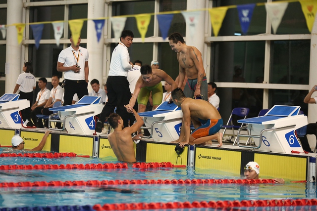 Em trai Ánh Viên bật khóc sau khi phá kỷ lục môn Bơi tại Đại hội thể thao toàn quốc lần thứ IX - Ảnh 12.