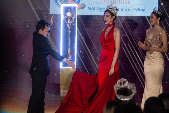 Thảm đỏ Hoa hậu Việt Nam 2022: Đỗ Hà, Tiểu Vy và dàn mỹ nhân đổ bộ, vương miện được công bố - Ảnh 11.