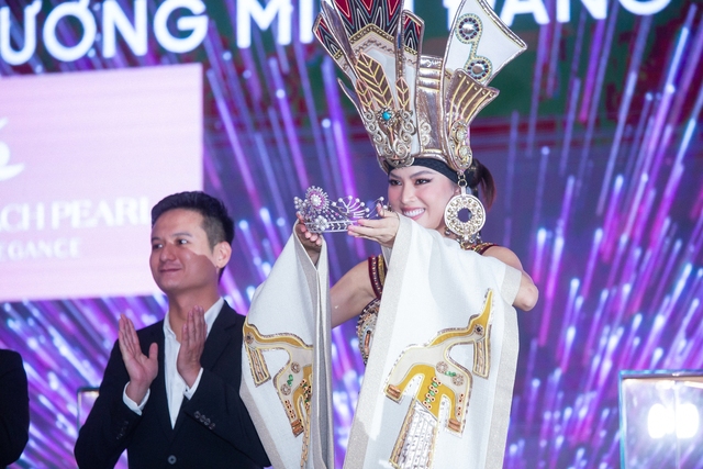 Thảm đỏ Hoa hậu Việt Nam 2022: Đỗ Hà, Tiểu Vy và dàn mỹ nhân đổ bộ, vương miện được công bố - Ảnh 8.