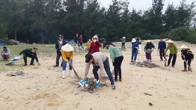 Bộ đội Biên phòng Quảng Bình chung tay làm sạch môi trường biển - Ảnh 1.