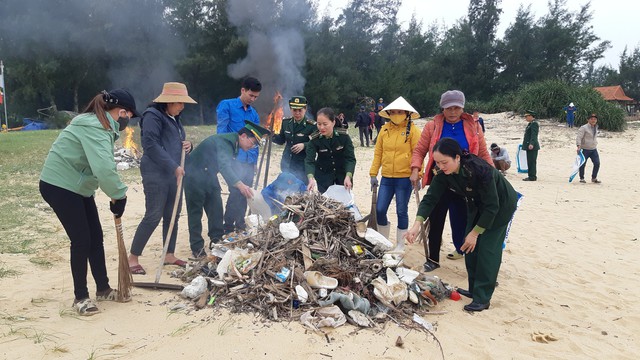 Bộ đội Biên phòng Quảng Bình chung tay làm sạch môi trường biển - Ảnh 2.