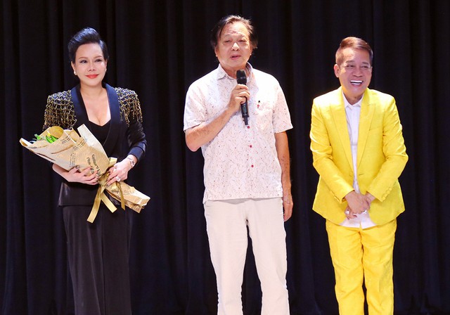 Minh Nhí, Việt Hương xúc động bật khóc trong ngày khai trương sân khấu mới - Ảnh 4.