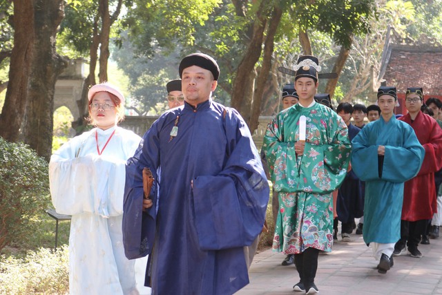 Giới trẻ Hà Nội hào hứng diện áo cổ phục diễu hành trên đường phố - Ảnh 1.