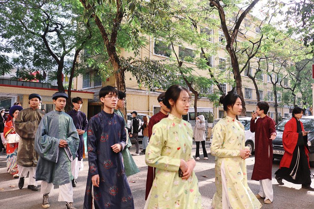 Giới trẻ Hà Nội hào hứng diện áo cổ phục diễu hành trên đường phố - Ảnh 12.