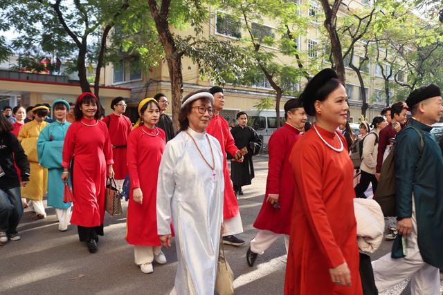 Giới trẻ Hà Nội hào hứng diện áo cổ phục diễu hành trên đường phố - Ảnh 10.