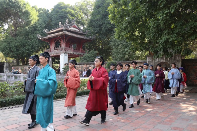 Giới trẻ Hà Nội hào hứng diện áo cổ phục diễu hành trên đường phố - Ảnh 2.