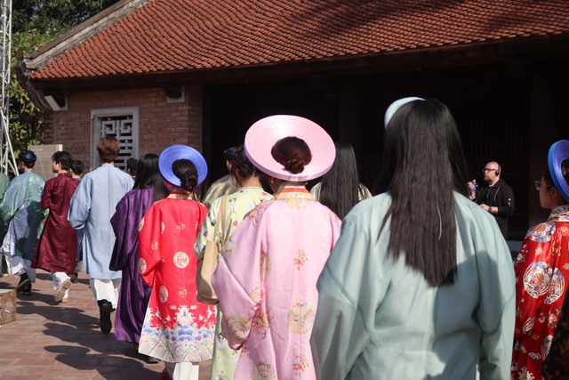 Giới trẻ Hà Nội hào hứng diện áo cổ phục diễu hành trên đường phố - Ảnh 6.