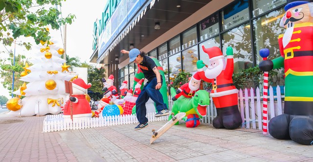 Cây thông khổng lồ độc lạ ở CBD Thủ Đức - Điạ điểm check-in hot của giới trẻ Sài Gòn dịp Giáng sinh này! - Ảnh 4.