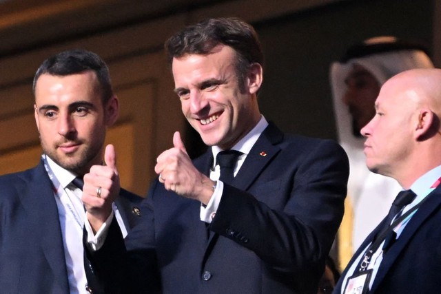Tổng thống Pháp xuống sân an ủi, vỗ về ngôi sao Kylian Mbappe - Ảnh 1.