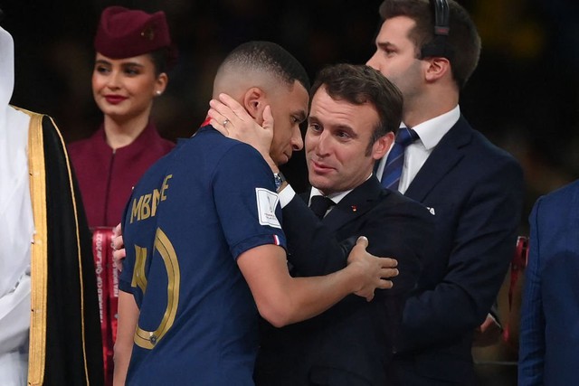 Tổng thống Pháp xuống sân an ủi, vỗ về ngôi sao Kylian Mbappe - Ảnh 6.
