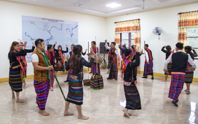 Quảng Bình: Nghệ nhân trao truyền văn hoá dân gian cho lớp trẻ dân tộc Bru – Vân Kiều - Ảnh 1.