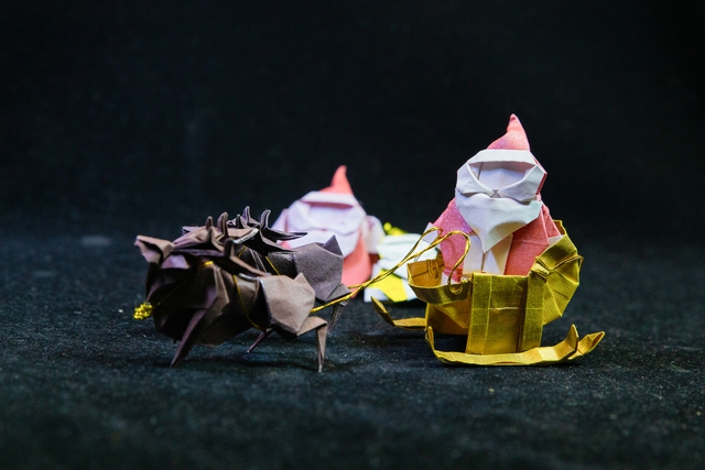 ‘Ông già Noel cưỡi tuần lộc’ qua nghệ thuật gấp giấy Origami độc đáo ở TP.HCM  - Ảnh 2.