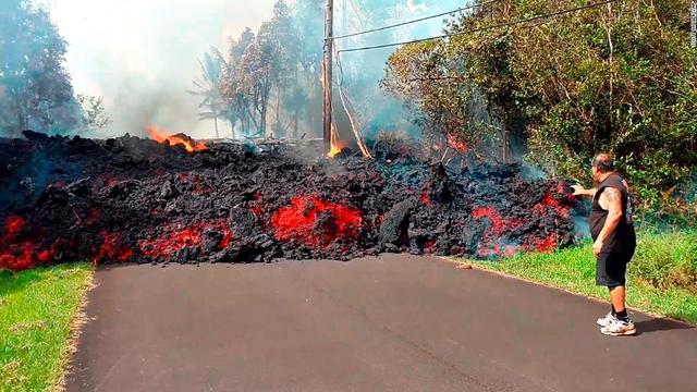 Người dân Hawaii vô vọng tìm cách ngăn chặn dung nham của ngọn núi lửa lớn nhất thế giới - Ảnh 2.