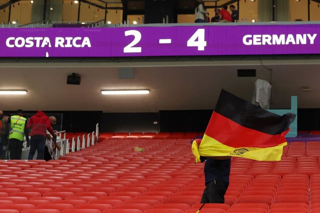 Fan nữ đẫm lệ chứng kiến tuyển Đức mùa World Cup thứ 2 liên tiếp &quot;rụng&quot; ở vòng bảng - Ảnh 1.