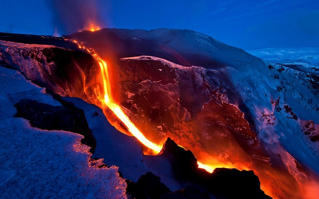Người dân Hawaii vô vọng tìm cách ngăn chặn dung nham của ngọn núi lửa lớn nhất thế giới - Ảnh 4.