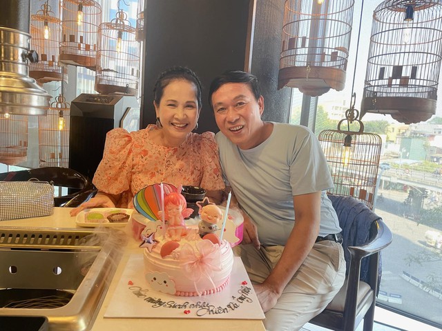 NSND Lan Hương hạnh phúc kỷ niệm ngày cưới trên du thuyền, hôn nhân 35 năm bền chặt đáng ngưỡng mộ - Ảnh 5.