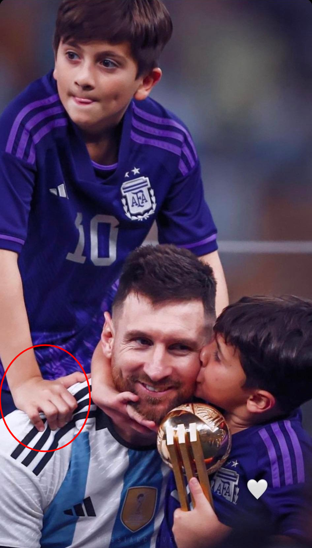Xem hình ảnh Messi với con trai sẽ cho bạn thấy niềm đam mê của anh ta không chỉ dừng lại ở sân cỏ. Những hành động thân mật của anh ta khi tắm biển và bóp vai con trai sẽ làm cho bạn bật cười và bồi hồi.