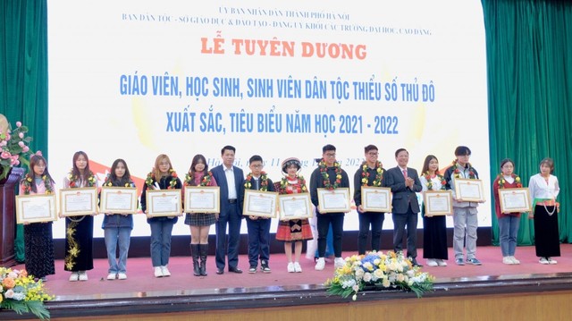 Giáo dục Thủ đô luôn quan tâm đến giáo viên, học sinh, sinh viên dân tộc thiểu số - Ảnh 1.