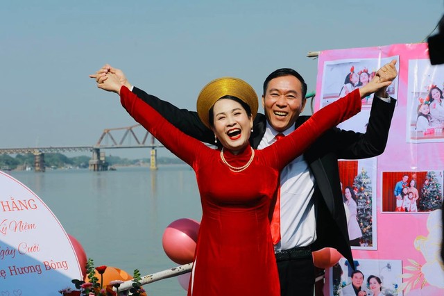 NSND Lan Hương hạnh phúc kỷ niệm ngày cưới trên du thuyền, hôn nhân 35 năm bền chặt đáng ngưỡng mộ - Ảnh 2.