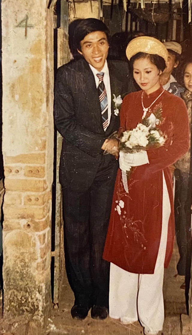 NSND Lan Hương hạnh phúc kỷ niệm ngày cưới trên du thuyền, hôn nhân 35 năm bền chặt đáng ngưỡng mộ - Ảnh 1.