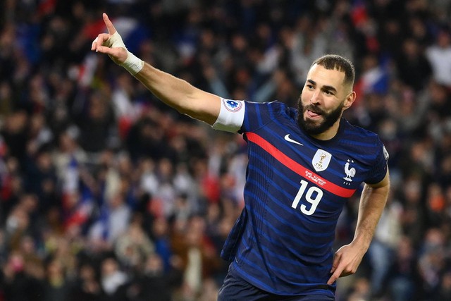 &quot;Quả bóng vàng 2022&quot; Karim Benzema từng chi 6 tỷ đồng mua quả bóng đá nạm kim cương - Ảnh 1.