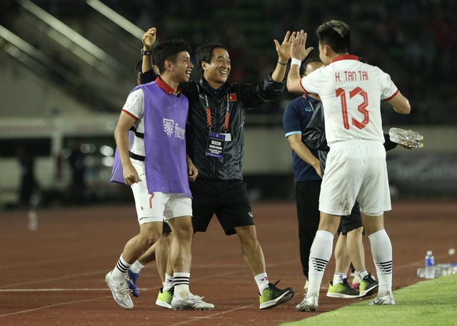 Văn Toàn ghi bàn sau 5 năm, tuyển Việt Nam thắng đậm Lào - Ảnh 7.