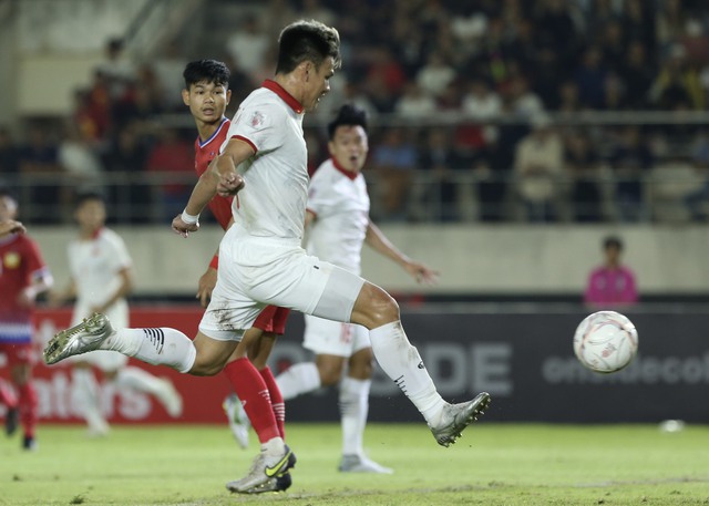 Văn Toàn ghi bàn sau 5 năm, tuyển Việt Nam thắng đậm Lào - Ảnh 4.