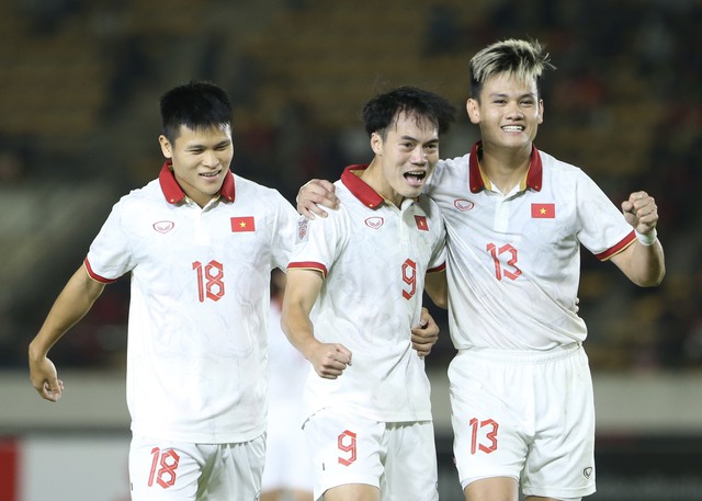 Văn Toàn ghi bàn sau 5 năm, tuyển Việt Nam thắng đậm Lào - Ảnh 1.