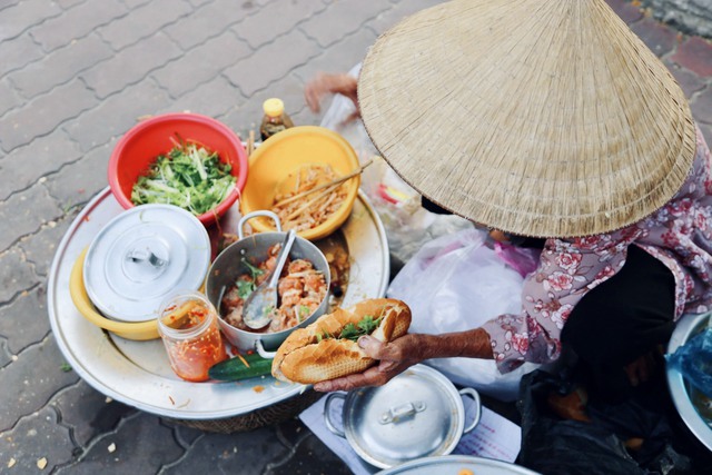 Gánh bánh mì 5 ngàn của bà ngoại 86 tuổi: &quot;Ít tiền cũng bán, không tiền ngoại cho luôn để bà con ăn lót dạ&quot; - Ảnh 6.