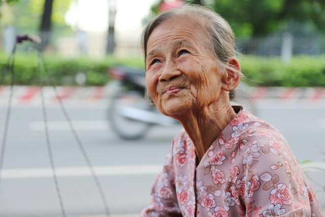 Gánh bánh mì 5 ngàn của bà ngoại 86 tuổi: &quot;Ít tiền cũng bán, không tiền ngoại cho luôn để bà con ăn lót dạ&quot; - Ảnh 5.