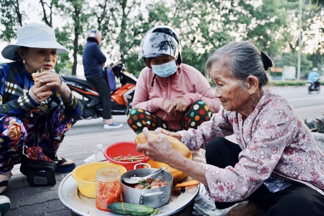 Gánh bánh mì 5 ngàn của bà ngoại 86 tuổi: &quot;Ít tiền cũng bán, không tiền ngoại cho luôn để bà con ăn lót dạ&quot; - Ảnh 8.