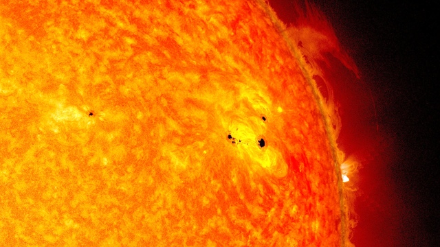 Sóng xung kích từ Mặt Trời đã mở ra một vết nứt trong từ trường của Trái đất - Ảnh 2.