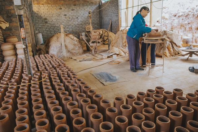 Làng gốm thủ công hơn 700 năm tuổi tất bật ngày giáp Tết - Ảnh 4.