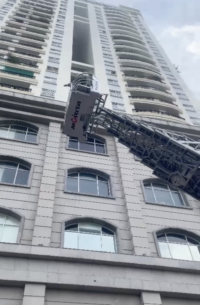 TP.HCM: Cháy căn hộ ở tầng 11 chung cư, cảnh sát dùng xe thang cứu 8 người  - Ảnh 1.