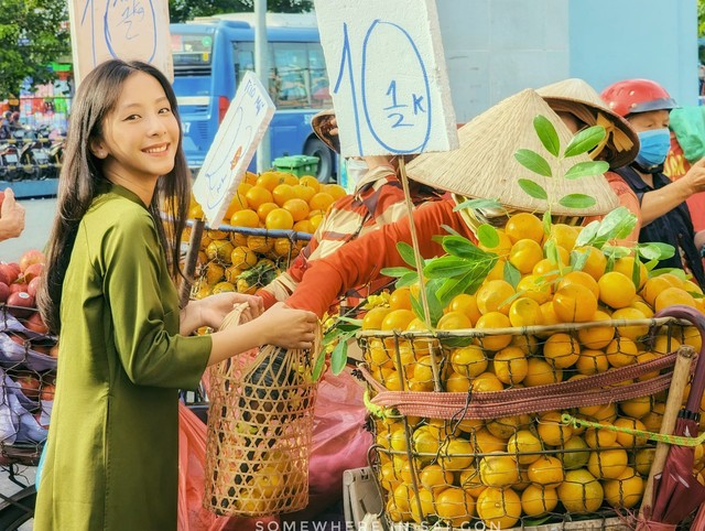 Cư dân mạng thích thú khi các khu chợ truyền thống tại TP.HCM đang được các bạn trẻ kéo nhau đến chụp hình áo dài Tết sớm - Ảnh 1.