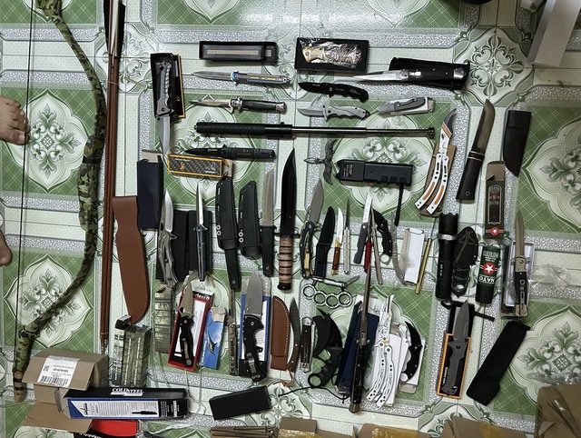 Thanh niên tàng trữ, rao bán công khai hàng trăm loại vũ khí, đồ chơi nguy hiểm - Ảnh 2.
