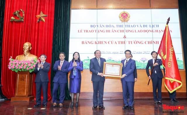 Tặng thưởng Huân chương Lao động hạng Ba cho Bộ VHTTDL, Bộ trưởng Nguyễn Văn Hùng  - Ảnh 2.