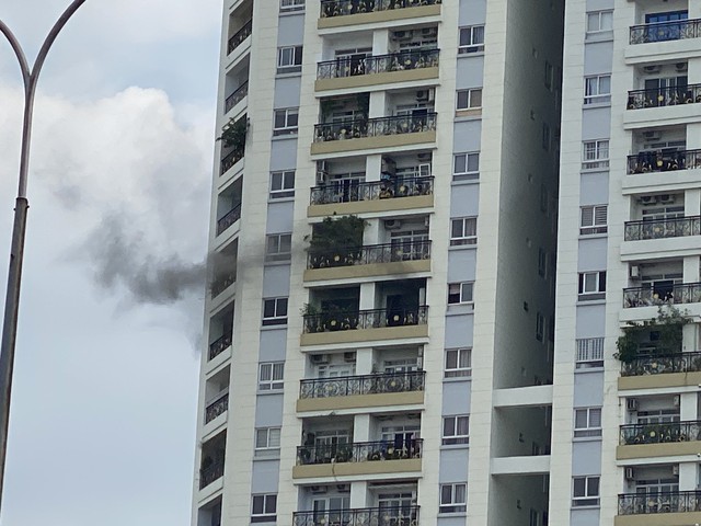 TP.HCM: Cháy căn hộ ở tầng 11 chung cư  - Ảnh 1.