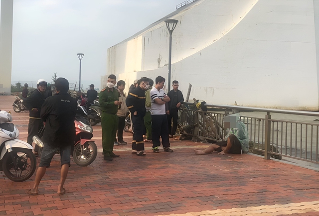 Cảnh sát kịp cứu thanh niên nhảy cầu Thuận Phước do trầm cảm - Ảnh 1.