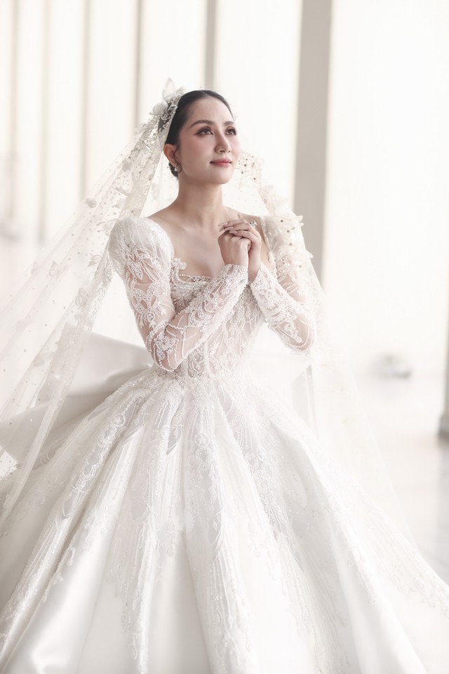 Khánh Thi chi gần 1 tỉ đồng cho 3 bộ váy lộng lẫy trong ngày cưới - Ảnh 3.