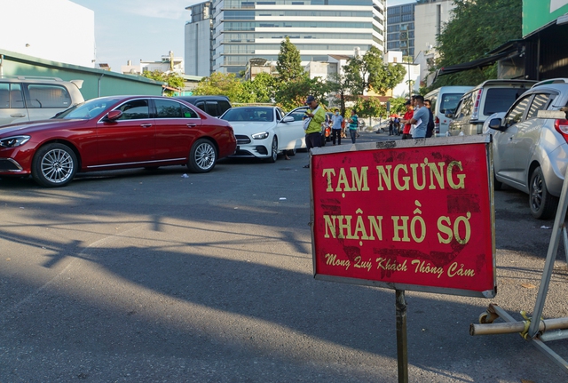 Ô tô nối đuôi nhau chờ đăng kiểm, cửa ngõ sân bay Tân Sơn Nhất ùn tắc  - Ảnh 2.