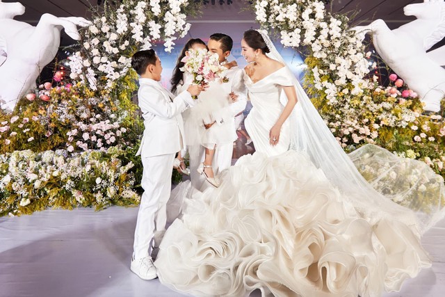 Khánh Thi chi gần 1 tỉ đồng cho 3 bộ váy lộng lẫy trong ngày cưới - Ảnh 9.